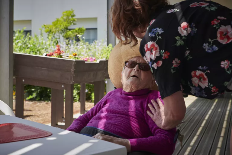 une soignante parle avec une femme âgée