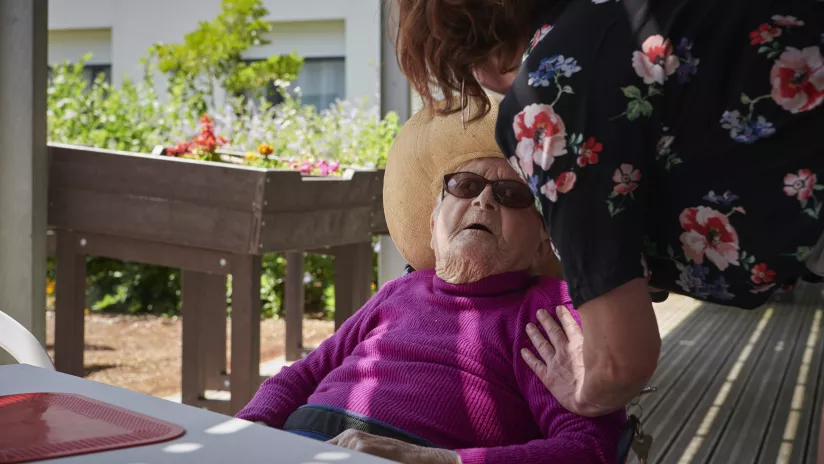 une soignante parle avec une femme âgée